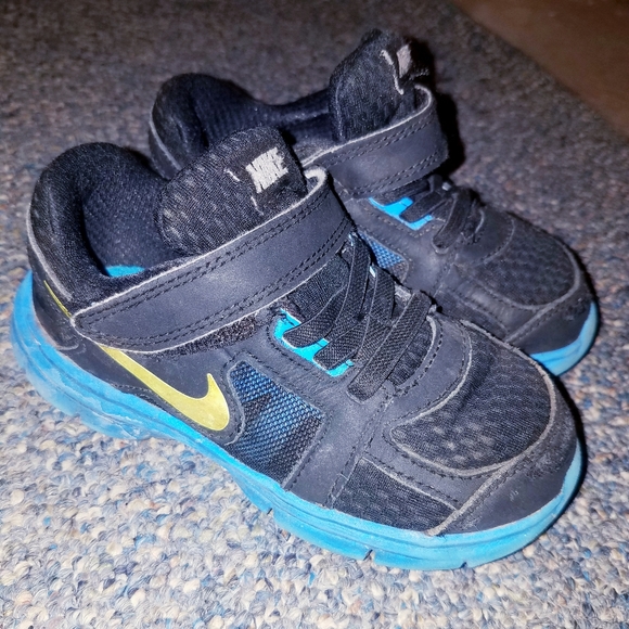 little boys nike shoes